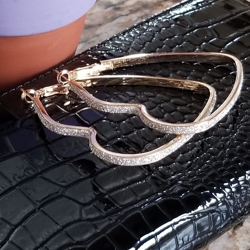 🎉HP🎉NWOT FashionHeart Crystal HoopEarrings, Gold